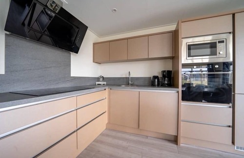 Linden House | Chalet with 4 bedrooms, a terrace and a jetty