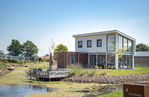Oost-Graftdijk House | Chalet with four bedrooms, two bathrooms and a jetty