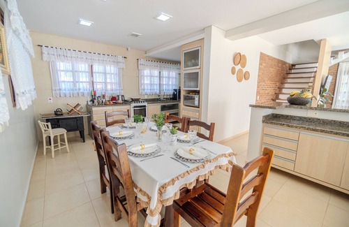 Foz do Iguacu Ski Chalet | Chalet with lots of green space, close to tourist attractions, 20 people! For Families!