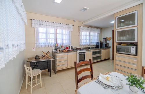 Foz do Iguacu Ski Chalet | Chalet with lots of green space, close to tourist attractions, 20 people! For Families!