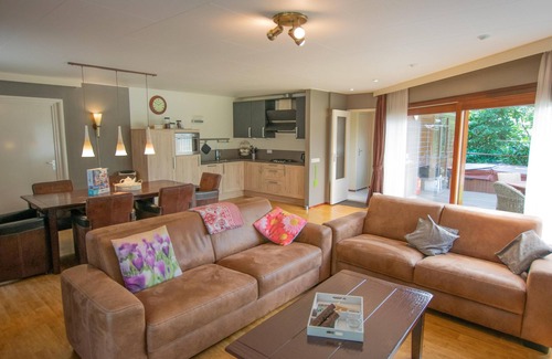 Uden House | Chalet with spa and spacious garden