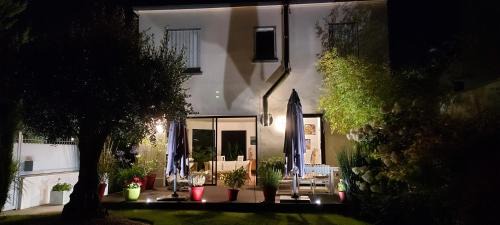 Velizy-Villacoublay Bed & Breakfast | Chambre 2 Vue sur le jardin