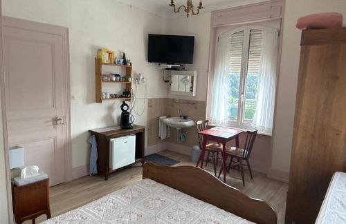 Saint-Amarin Bed & Breakfast | Chambre Arnica lit 140 wifi sdb partagée