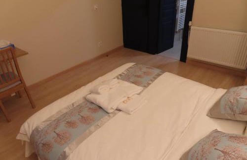 Bondy House | Chambre avec grand lit et salle de bain privative pour 2 personnes