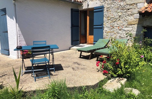 Saint-Crepin-de-Richemont Bed & Breakfast | Chambre d'hôtes la Floralie, overlooking the garden and fields!