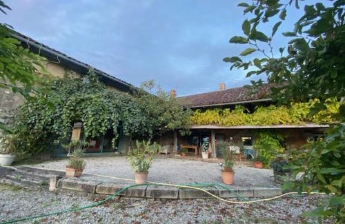 Dommartin-les-Cuiseaux Bed & Breakfast | chambre d hôtes Ferme Bressane la barcarolle