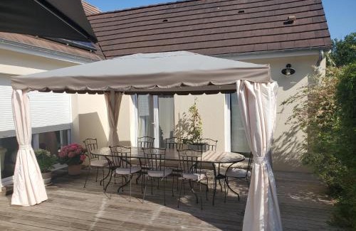 Fille Bed & Breakfast | Chambre lit king size - SDB commune avec 2ème chambre PISCINE SPA Séjour 24Heures AUTO MOTO et LE MANS CLASSIC