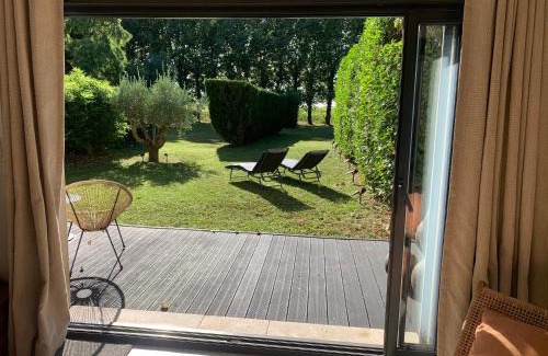 Messy House | Chambre romantique avec Jacuzzi privée