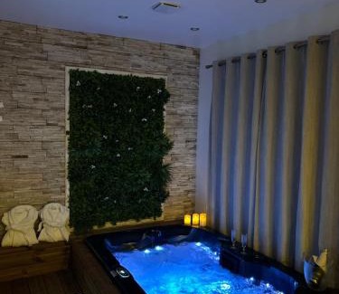 Messy House | Chambre romantique avec Jacuzzi privée