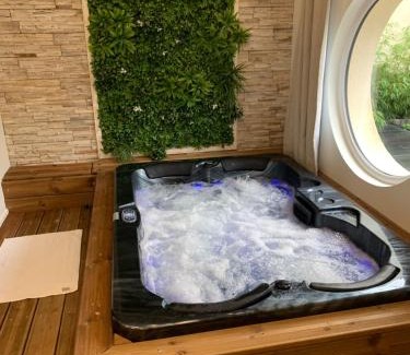 Messy House | Chambre romantique avec Jacuzzi privée