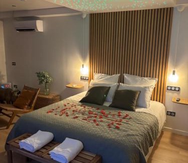 Messy House | Chambre romantique avec Jacuzzi privée