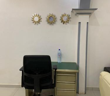 Porto-Novo Villa | Chambre salon avec cour privée