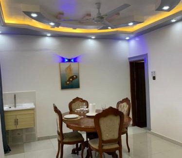 Porto-Novo Villa | Chambre salon avec cour privée