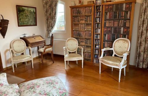 Montreuil-le-Henri Bed & Breakfast | Chambre spacieuse avec piscine et parking privé - FR-1-410-464