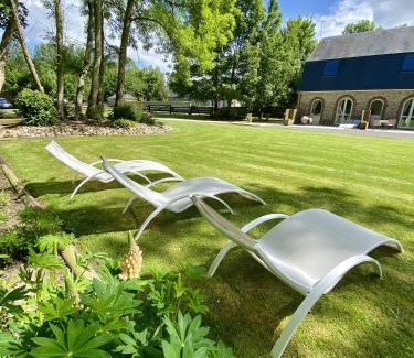 Contremoulins Bed & Breakfast | Chambres d'Hôtes Aux Ecuries du Chateau