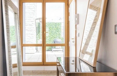 Chaillot Apartment | Champs Elysees Penthouse Eiffel View Jacuzzi