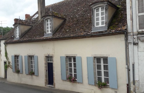 Lurcy-Levis House | Character family house, with large enclosed garden and swimming pool