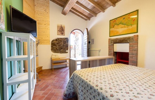 Soriano nel Cimino Bed & Breakfast | Characteristic Double Room "The Pomegranate"