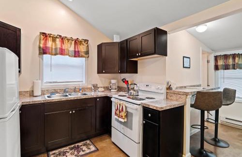 Geneva-on-the-Lake House | Chardonnay Cottage - GOTL Strip - Cozy & Quaint