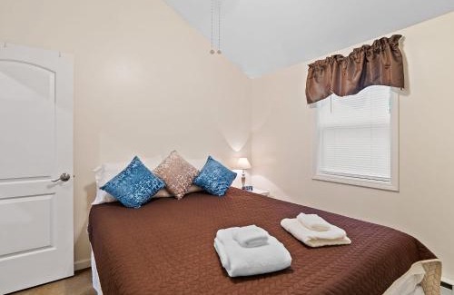 Geneva-on-the-Lake House | Chardonnay Cottage - GOTL Strip - Cozy & Quaint