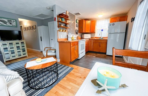 Charlestown Cottage | Charlestown Beach, 2BR Cozy Cottage, Screened porch, 3 min drive to Beach!