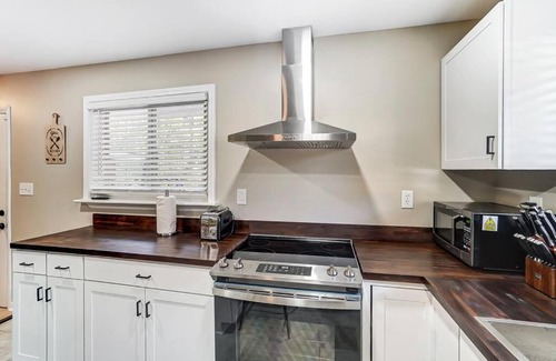 Oak Forest House | Charlotte Charm Haven with Outdoor TV