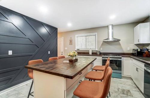 Oak Forest House | Charlotte Charm Haven with Outdoor TV