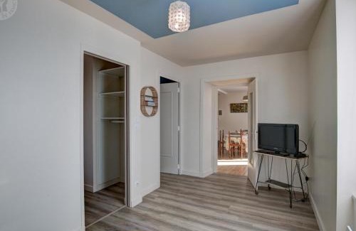 Chazelles-sur-Lyon Apartment | Charmant appartement contemporain avec patio cosy et toutes commodités à Chazelles-sur-Lyon - FR-1-496-298