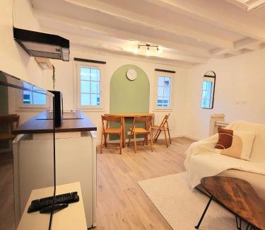 Barentin Apartment | Charmante Cocotte