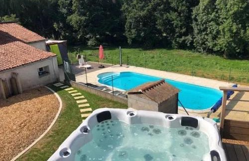 Chalandray House | Charmante maison avec piscine à Chalandray, 25 m²