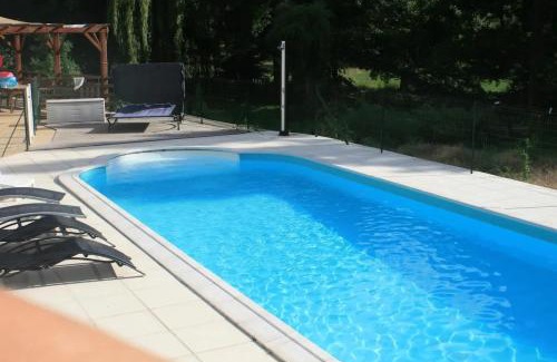 Chalandray House | Charmante maison avec piscine à Chalandray, 25 m²