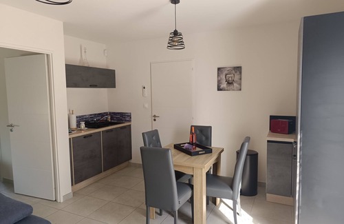 Taillades Condo | Charmante Maisonnette en Provence Avec Piscine