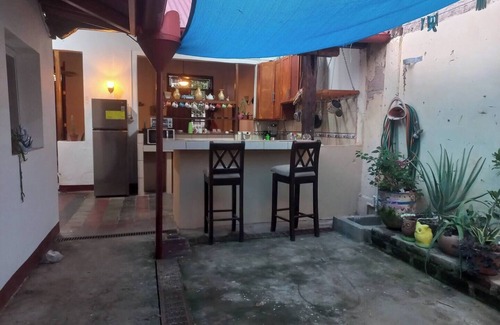 Granada House | Charmed by La CalzadanPrivate home in the heart of Granadan2Br/AC/WiFi/Kitchen