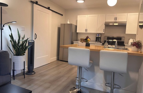 Departure Bay House | Charming 1 bdrm garden suite with laundry just 5 km from ferries and hospital!