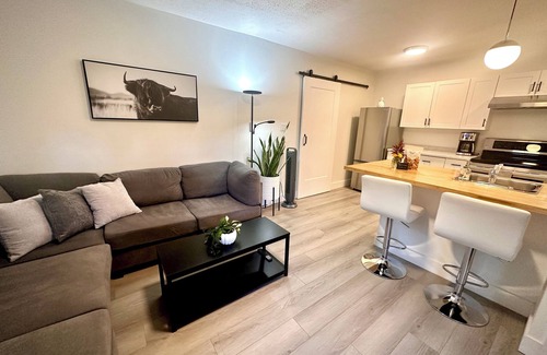 Departure Bay House | Charming 1 bdrm garden suite with laundry just 5 km from ferries and hospital!