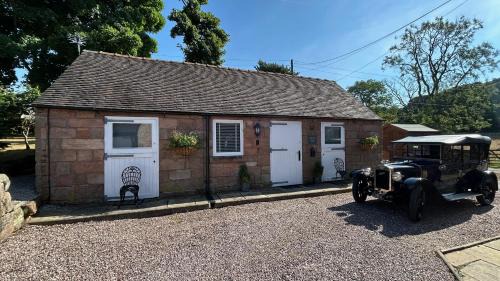 Cauldon Low House | Charming 1 Bed Peak District Cottage Barn - Alton Towers, Christmas Markets, Polar Bears, Chatsworth