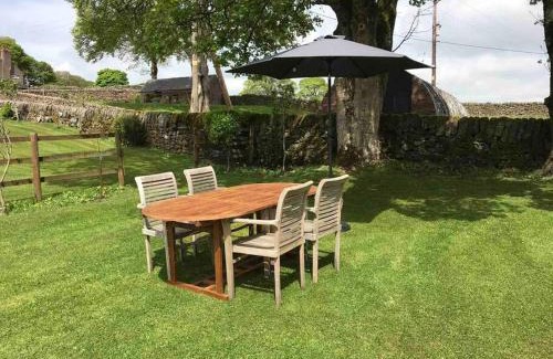 Cauldon Low House | Charming 1 Bed Peak District Cottage Barn - Alton Towers, Christmas Markets, Polar Bears, Chatsworth