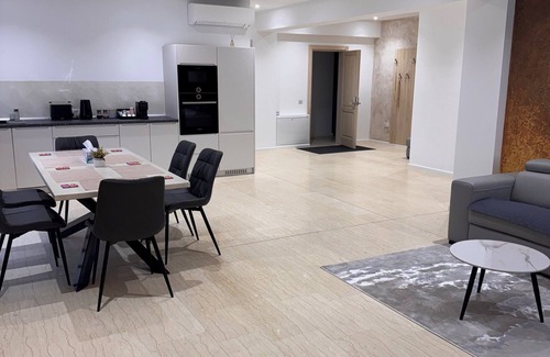 Curtea De Arges Apartment | Charming 1-bedroom apartment in cool Curtea de Argeș with AC