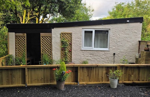 Nantgarw Ski Chalet | Charming 1-bedroom chalet in fabulous Gwaelod-y-garth with WiFi