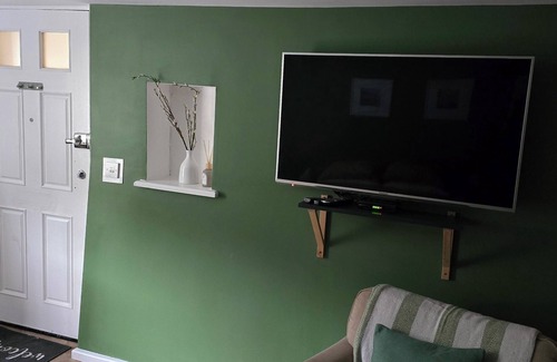 Nantgarw Ski Chalet | Charming 1-bedroom chalet in fabulous Gwaelod-y-garth with WiFi