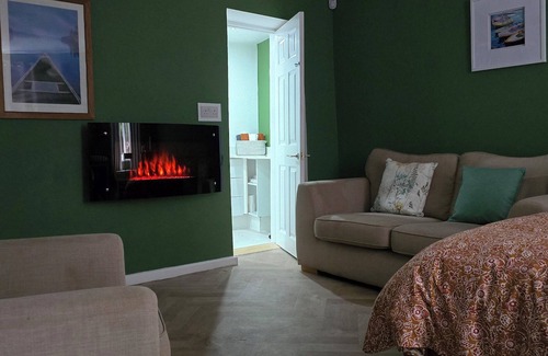 Nantgarw Ski Chalet | Charming 1-bedroom chalet in fabulous Gwaelod-y-garth with WiFi