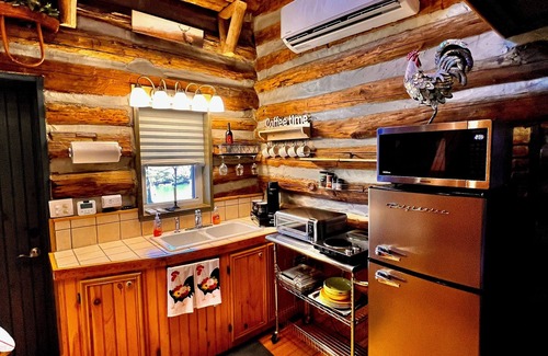 Pilot Mountain Cabin | Charming 1-bedroom cabin in amazing Pilot Mountain with Lake access