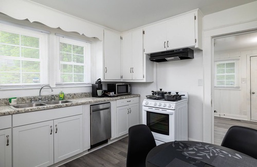 Greensboro Apartment | Charming 1-bedroom apartment with AC, fast WiFi, Ideal for Long Term Stays!