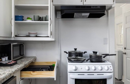 Greensboro Apartment | Charming 1-bedroom apartment with AC, fast WiFi, Ideal for Long Term Stays!