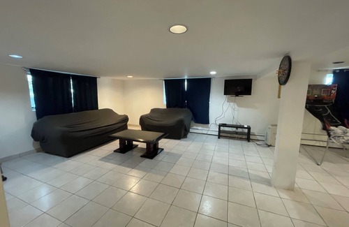 Dix Hills Apartment | Charming 1-bedroom apartment in Dix Hills with AC, WiFi, fitness room, ping pong