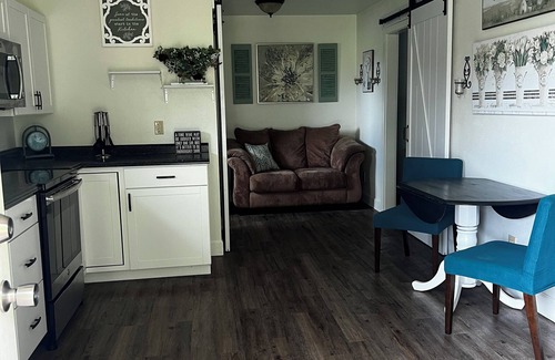 Woodburn Apartment | Charming 1-Bedroom Apartment on 3 Acres in Rural Woodburn, Near I-5 & Shopping