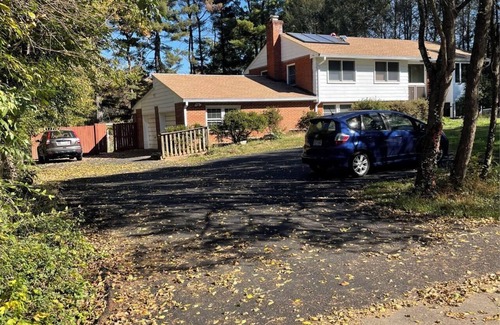 Oakton House | Charming 1-bedroom house in fabulous Fairfax with WiFi, AC, fitness room