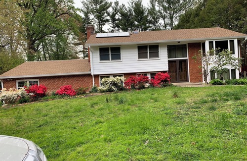 Oakton House | Charming 1-bedroom house in fabulous Fairfax with WiFi, AC, fitness room