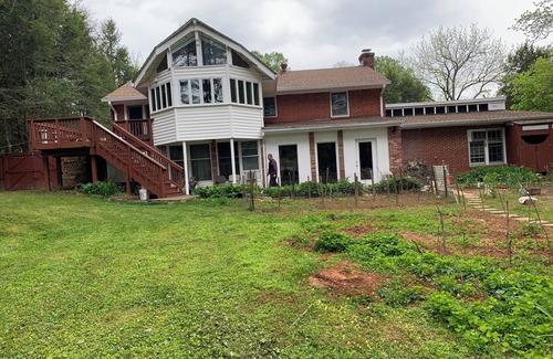 Oakton House | Charming 1-bedroom house in fabulous Fairfax with WiFi, AC, fitness room