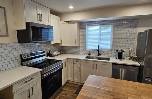 Walnut Grove House | Charming 1BR Suite with All the Essentials